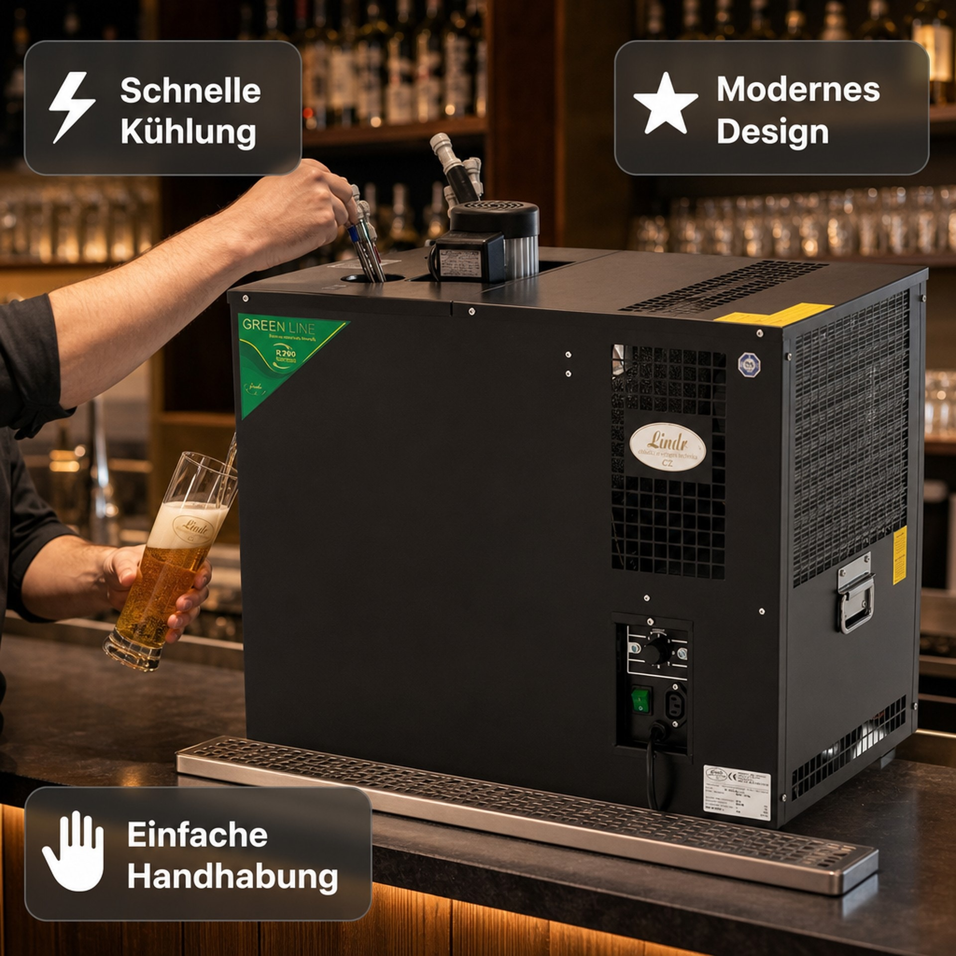 Una persona versa la birra da un erogatore nero Lindr su un bancone di legno.