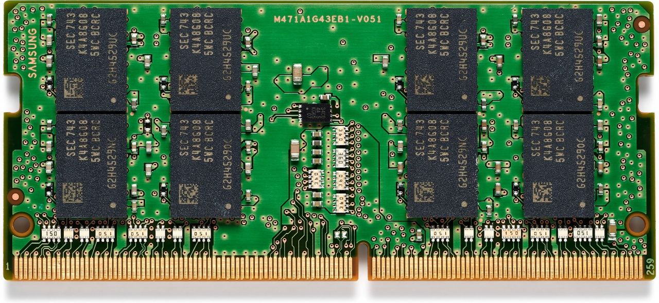 Carte mémoire RAM verte avec des puces noires et des broches dorées.