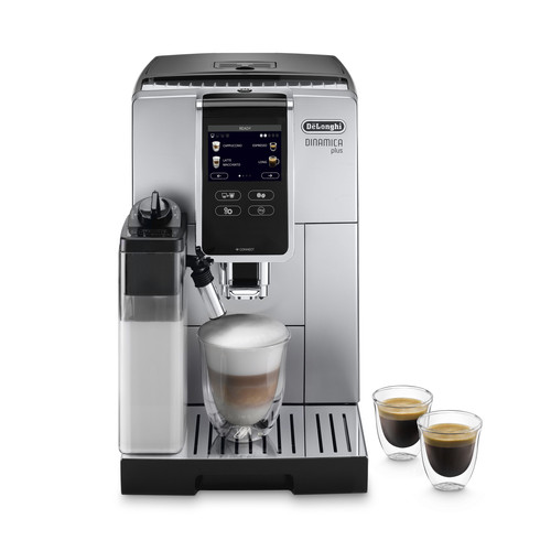 Silberne DeLonghi Dinamica Plus Kaffeemaschine mit Milchbehälter und drei gefüllten Gläsern auf weißem Grund.