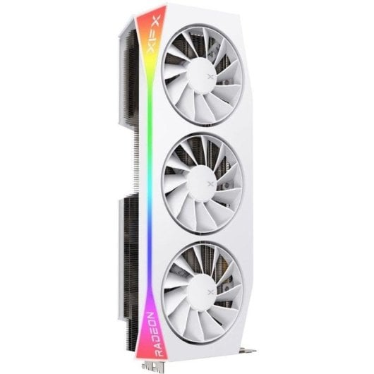 Una scheda grafica bianca XFX Radeon con tre ventole e illuminazione RGB su sfondo bianco.