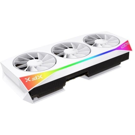 Una scheda grafica bianca con tre ventole e una striscia RGB.