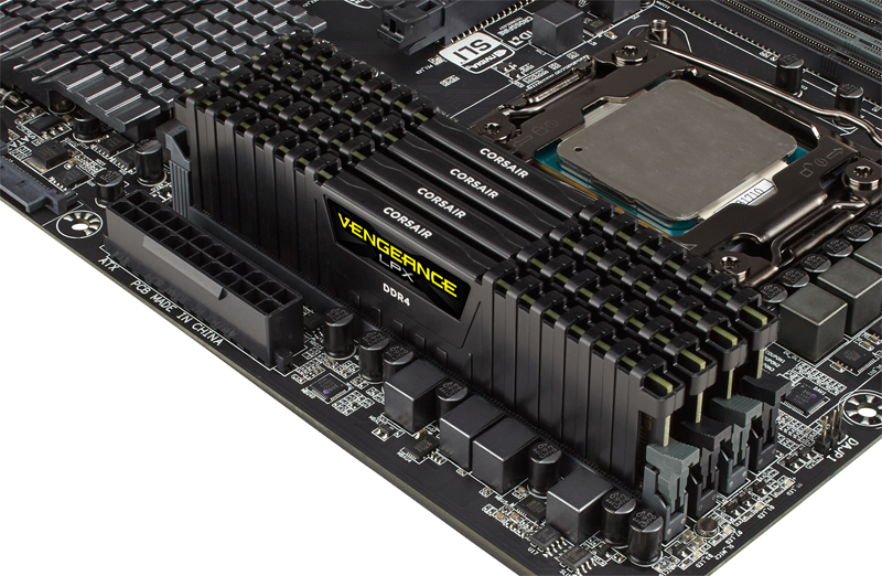 Nahaufnahme eines Mainboards mit vier schwarzen Corsair Vengeance LPX DDR4 RAM-Riegeln in den Steckplätzen.