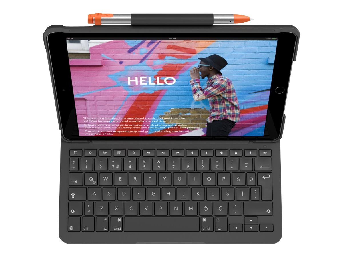 Un tablet in custodia protettiva con tastiera e stilo mostra l'immagine di un muro colorato e la scritta HELLO.