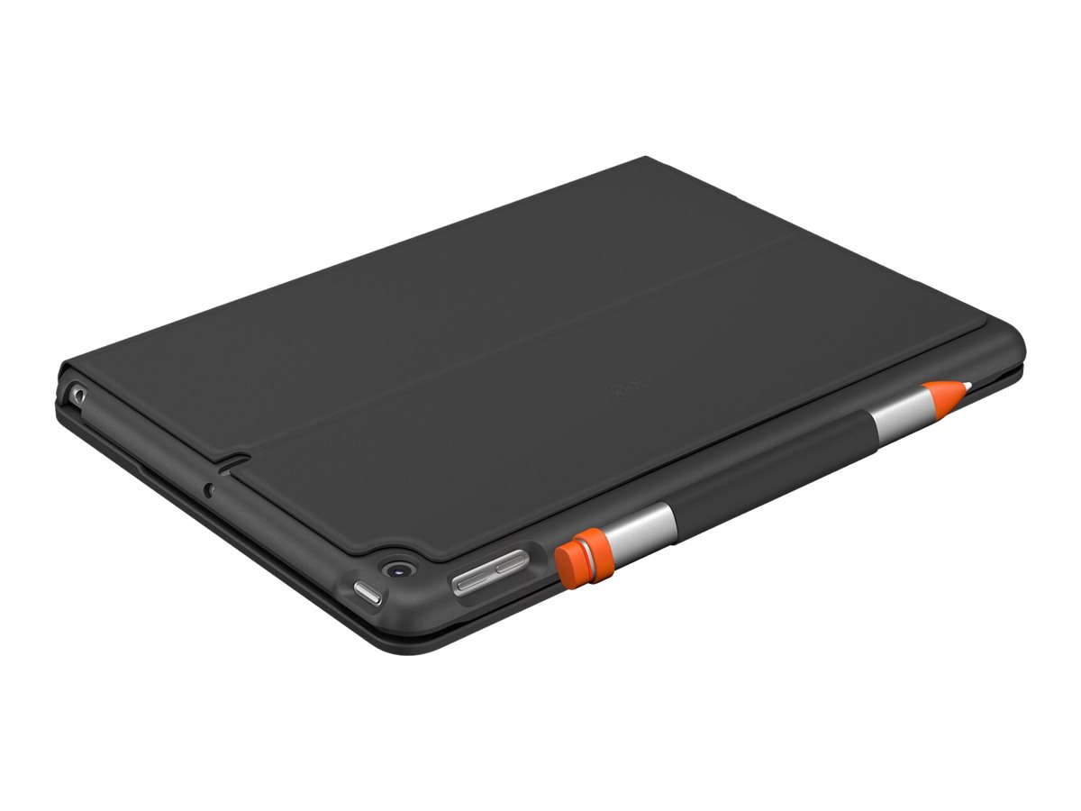 Un tablet nero in custodia protettiva con una penna stilo attaccata di lato su sfondo bianco.