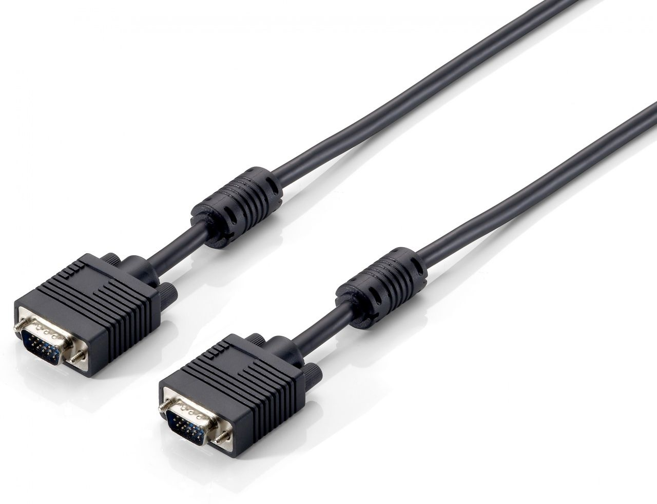 Dos cables VGA negros con núcleos de ferrita sobre fondo blanco.
