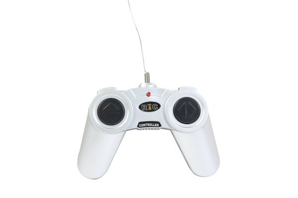 Eine silberne RC-Fernbedienung mit schwarzem Joystick und ausziehbarer Antenne.