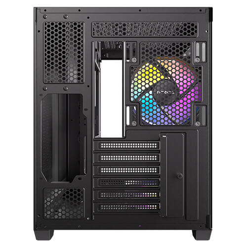 Schwarzes PC-Gehäuse von hinten mit RGB-Lüfter und Belüftungsschlitzen.