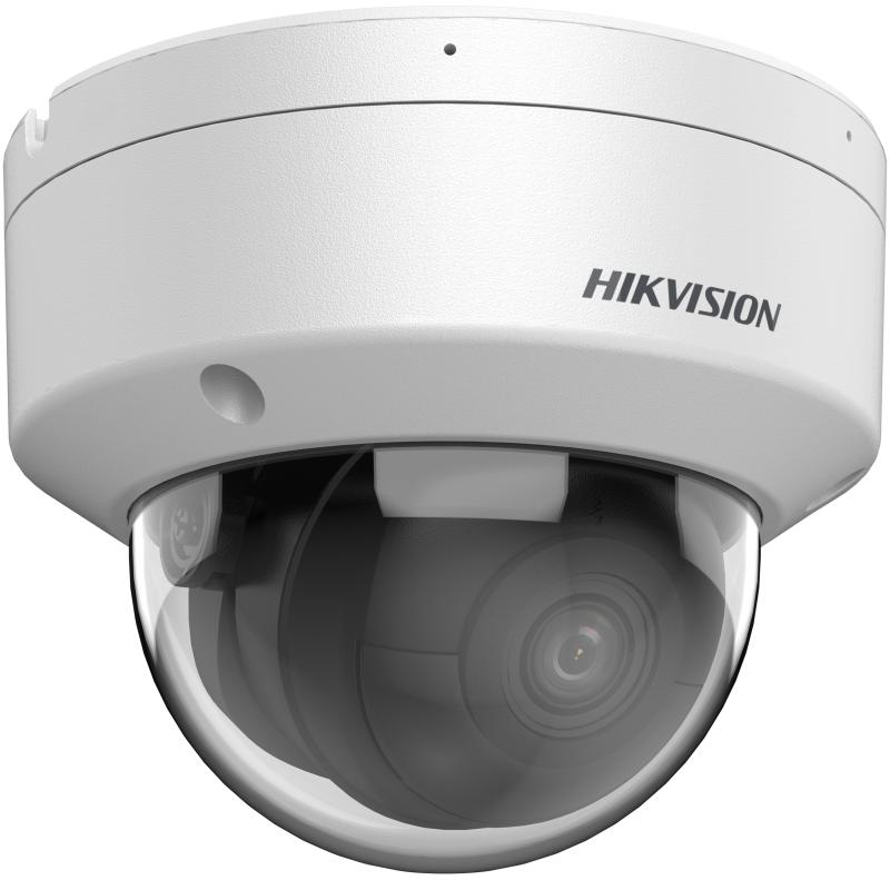 Una cámara de seguridad domo Hikvision blanca con burbuja de vidrio tintado sobre fondo blanco.