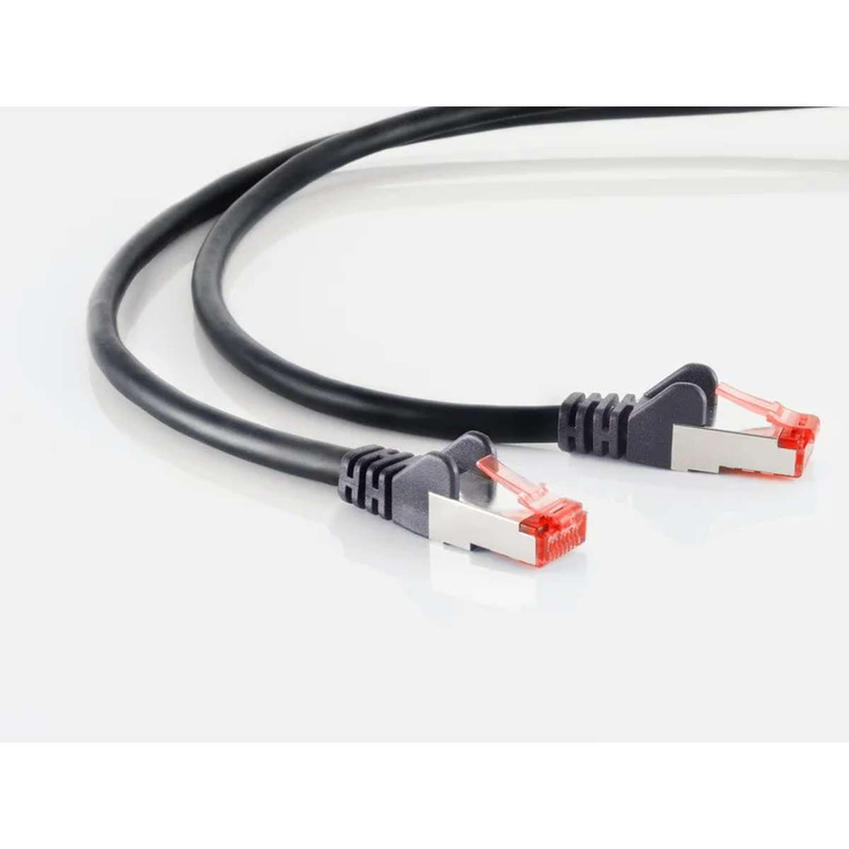 Zwei schwarze Ethernet-Kabel mit Metallsteckern und roten Plastikverschlüssen auf weißem Hintergrund.