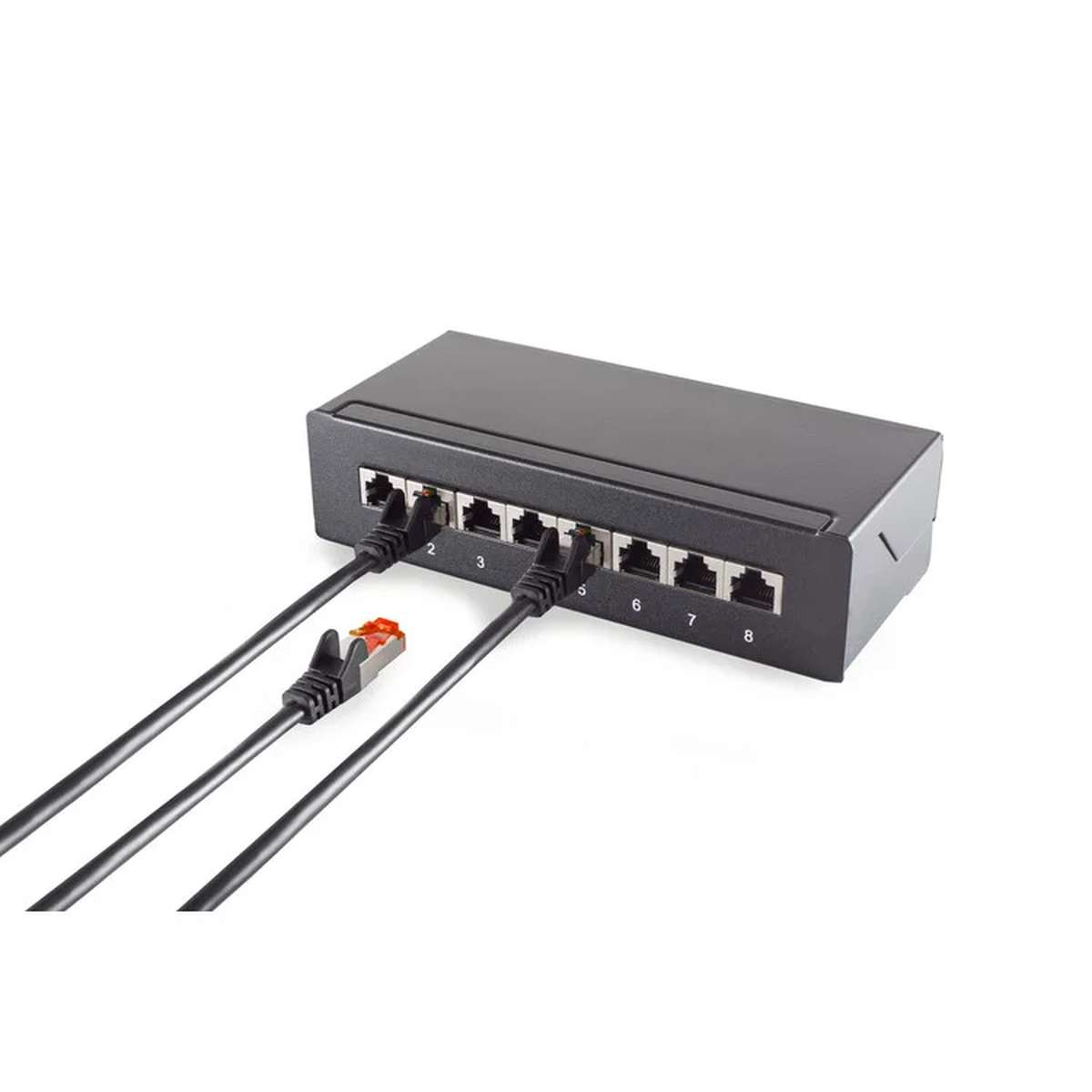 Ein schwarzer Netzwerchswitch mit angeschlossenen Kabeln.