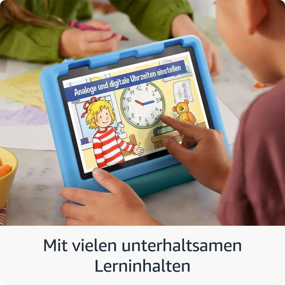 Ein Kind berührt ein blaues Tablet mit einer Lern-App über Uhren und Zeichentrickgrafiken.