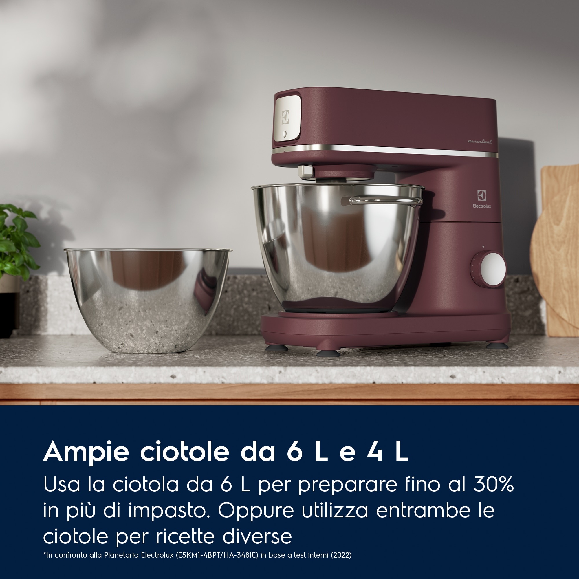 Impastatrice Electrolux bordeaux con ciotola in acciaio su un piano cucina con una ciotola extra.