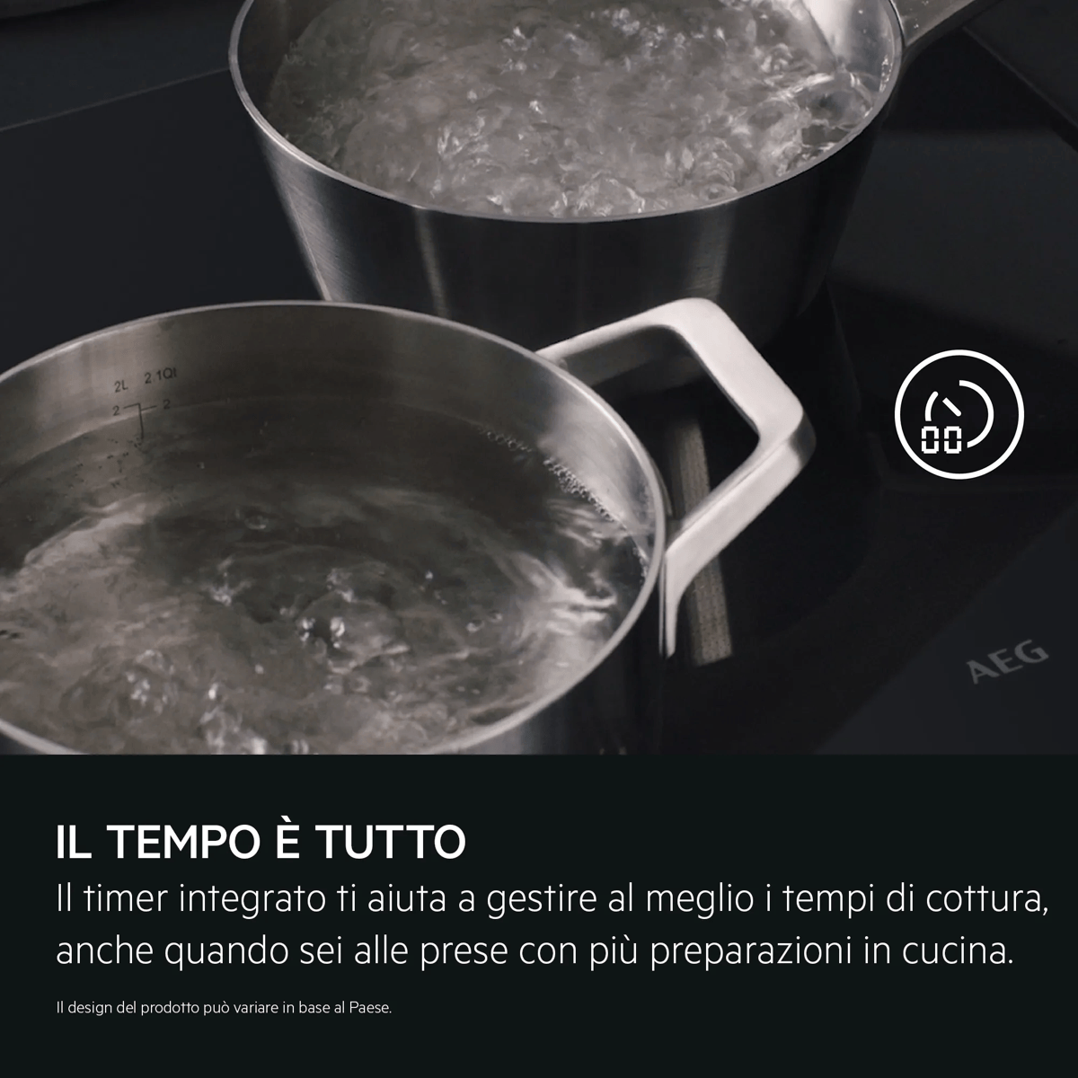 Due pentole di acqua bollente su un piano cottura a induzione nero con timer integrato.