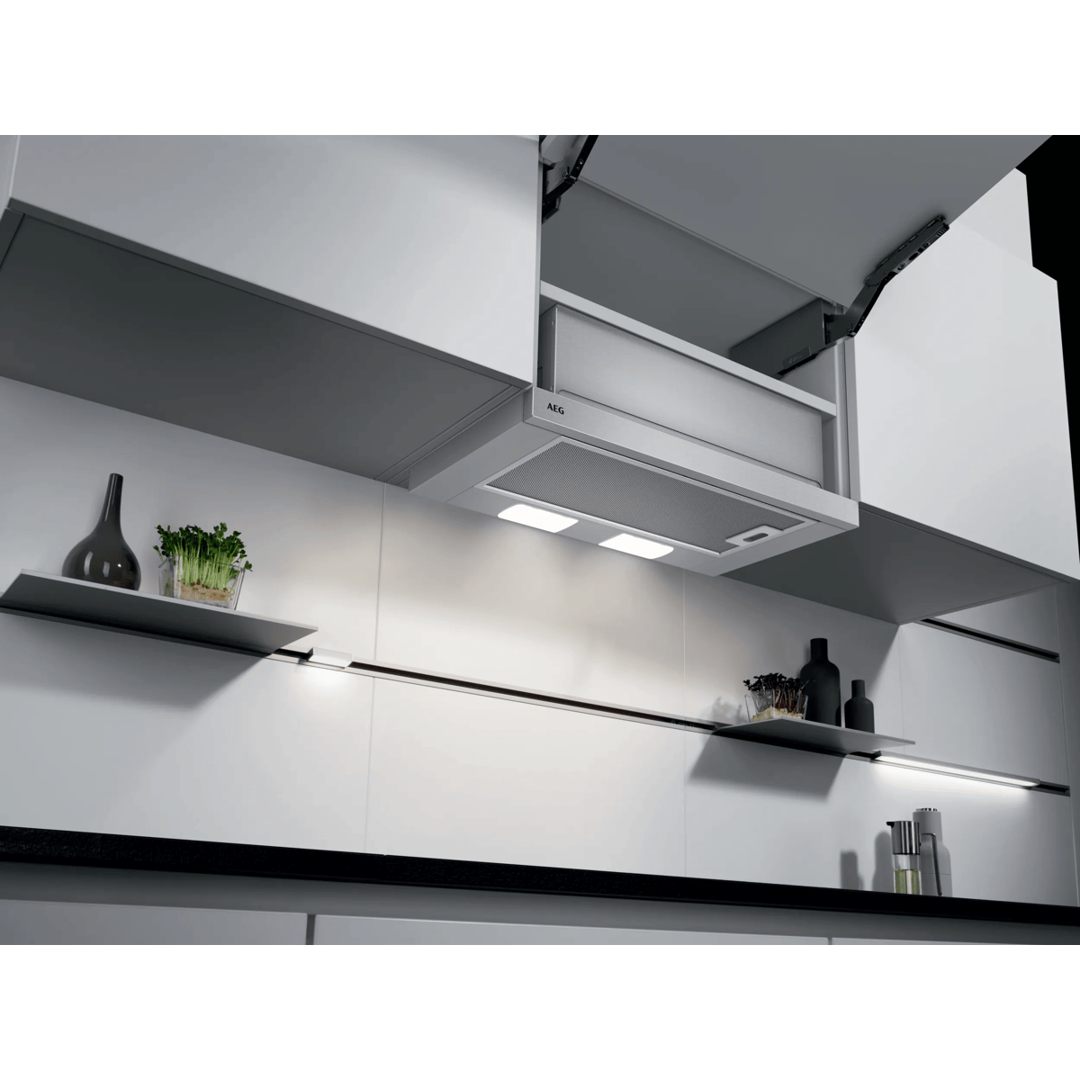 Moderna cucina bianca con cappa aspirante integrata sotto i pensili e mensole illuminate.