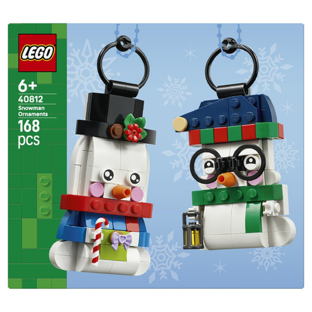 Mavi kar tanesi arka planında iki kardan adam süsü gösteren Lego kutusu.