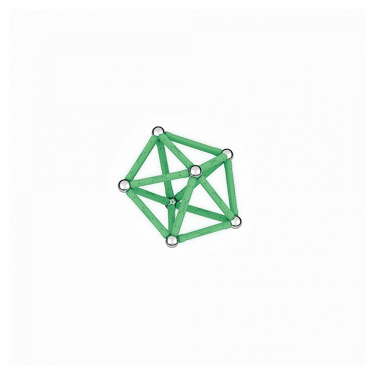 Eine grüne geometrische Struktur aus Magnetstäben und Metallkugeln auf weißem Hintergrund.