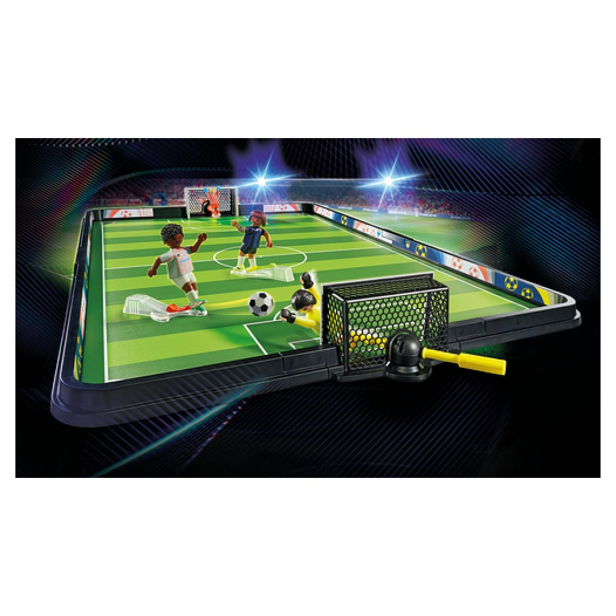 Un jeu de baby-foot avec des figurines sur un terrain vert, des buts et un ballon sur fond sombre.