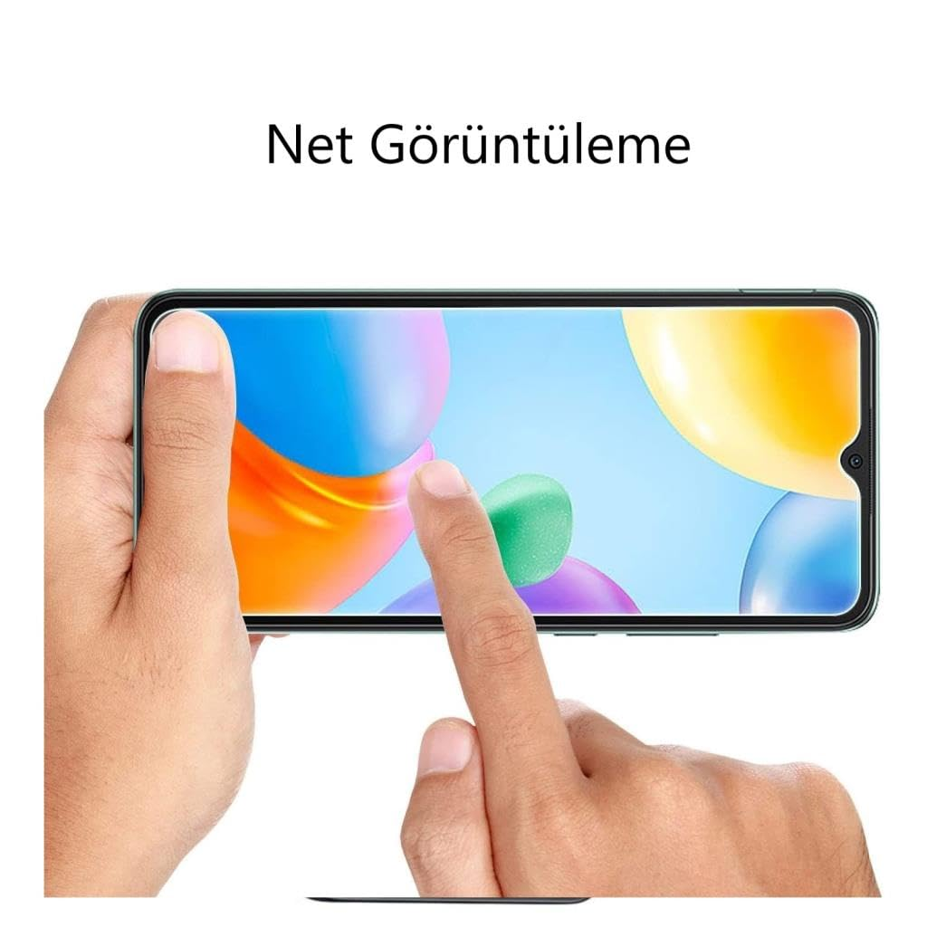 Bir el, renkli ekranlı ve üstünde metin bulunan bir akıllı telefon tutuyor.