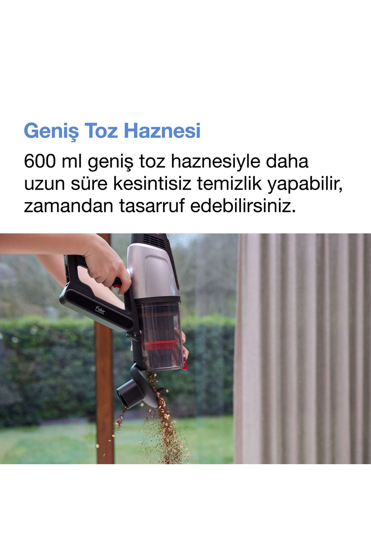 Bir elektrikli süpürge 600 ml toz haznesindeki kiri boşaltıyor.