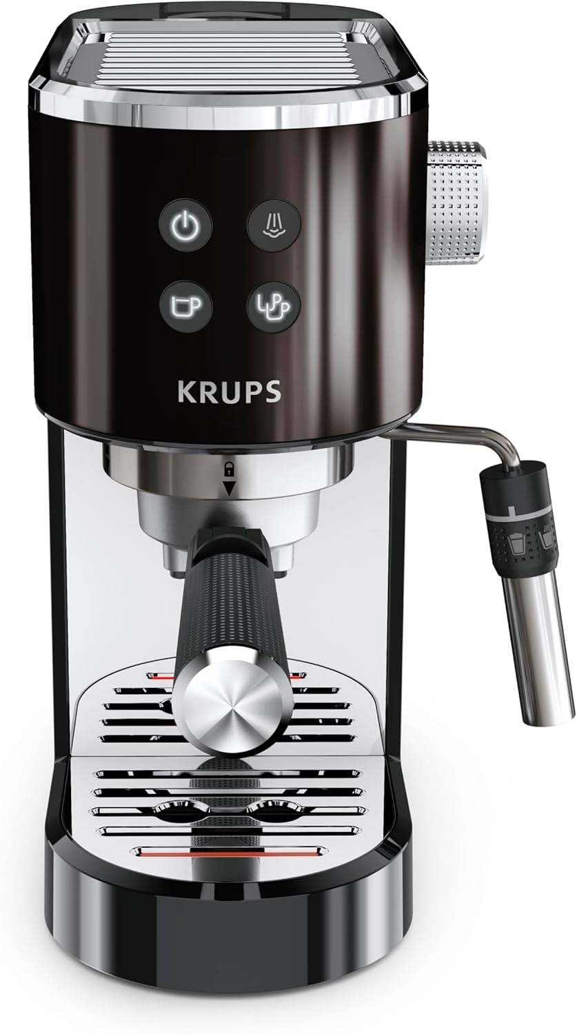 Una macchina da caffè Krups nera con dettagli argentati, portafiltro e lancia vapore su sfondo bianco.