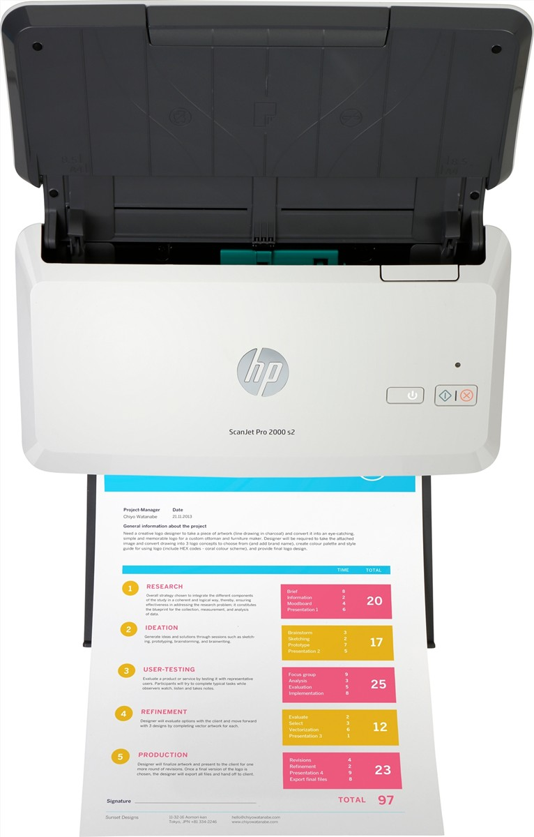 Uno scanner bianco HP ScanJet Pro 2000 s2 scansiona un documento di report di progetto a colori.