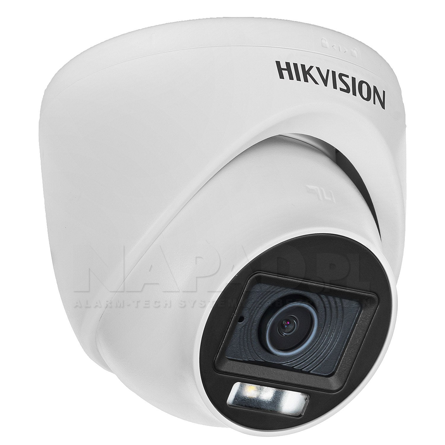 Beyaz arka plan önünde beyaz Hikvision güvenlik kamerası.