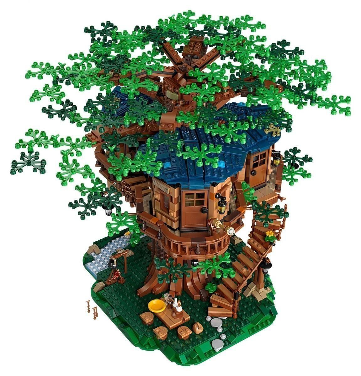 Ein detailreiches LEGO-Baumhaus mit braunem Stamm, blauen Dächern und vielen grünen Blättern.