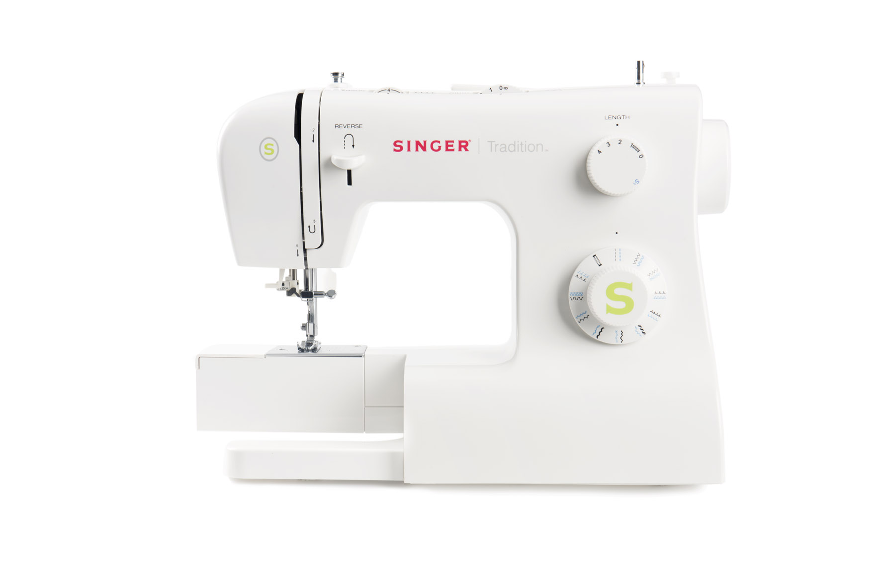 Una máquina de coser blanca Singer Tradition se muestra sobre fondo blanco.