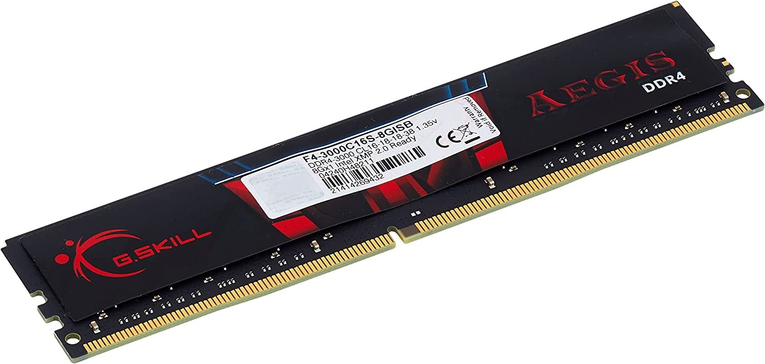 Un módulo de memoria RAM G.SKILL Aegis DDR4 con etiqueta y disipador rojo y negro sobre fondo blanco.