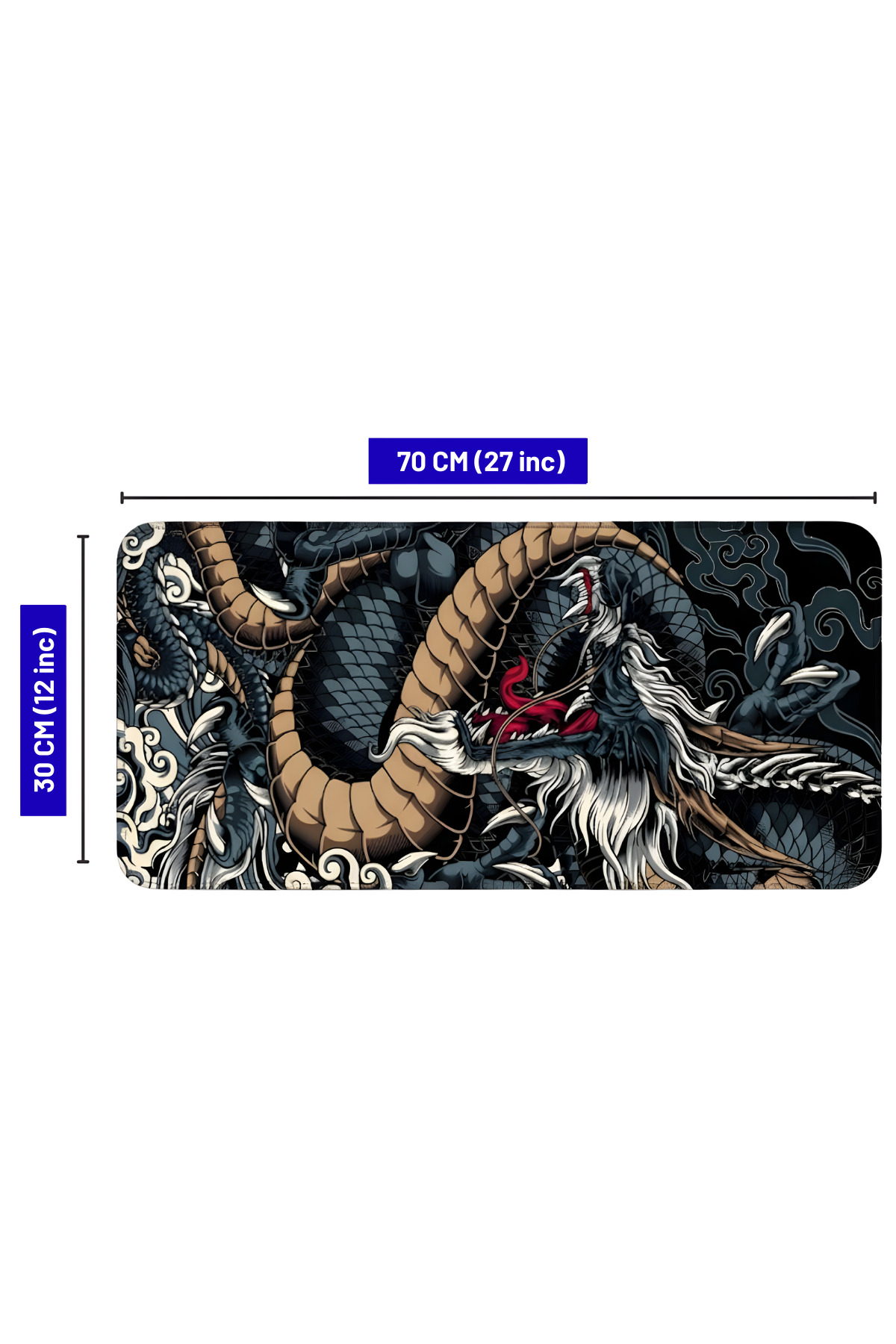Büyük ve dikdörtgen bir mousepad, bej pullara sahip detaylı koyu renkli bir ejderha ve ölçüleri gösterir.