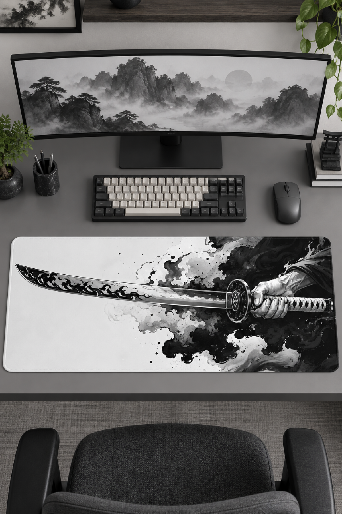Büyük monitör, klavye, fare ve samuray kılıçlı mouse pad olan bir masa.