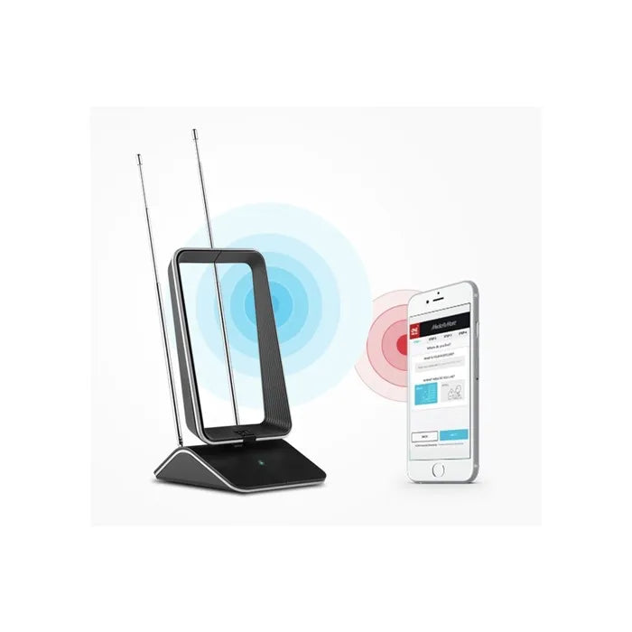 Eine schwarze Zimmerantenne mit zwei ausziehbaren Stäben neben einem Smartphone mit App-Oberfläche.
