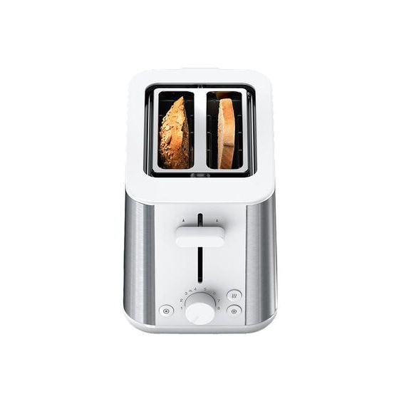 Ein weiß-silberner Toaster mit zwei Schlitzen, in denen Brotscheiben stecken, auf weißem Hintergrund.
