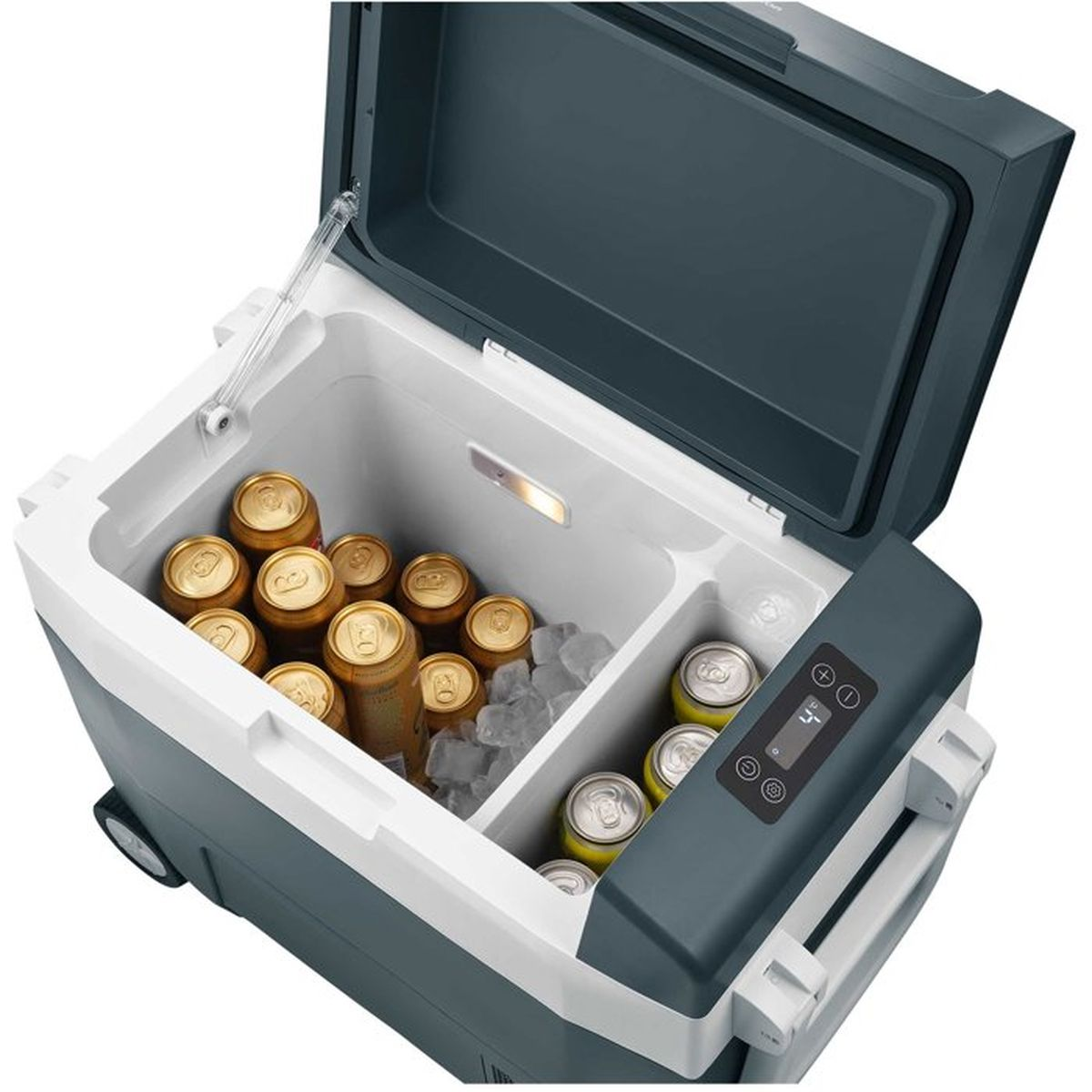 Eine offene graue Kühlbox mit Eis und Getränkedosen im Innenraum.