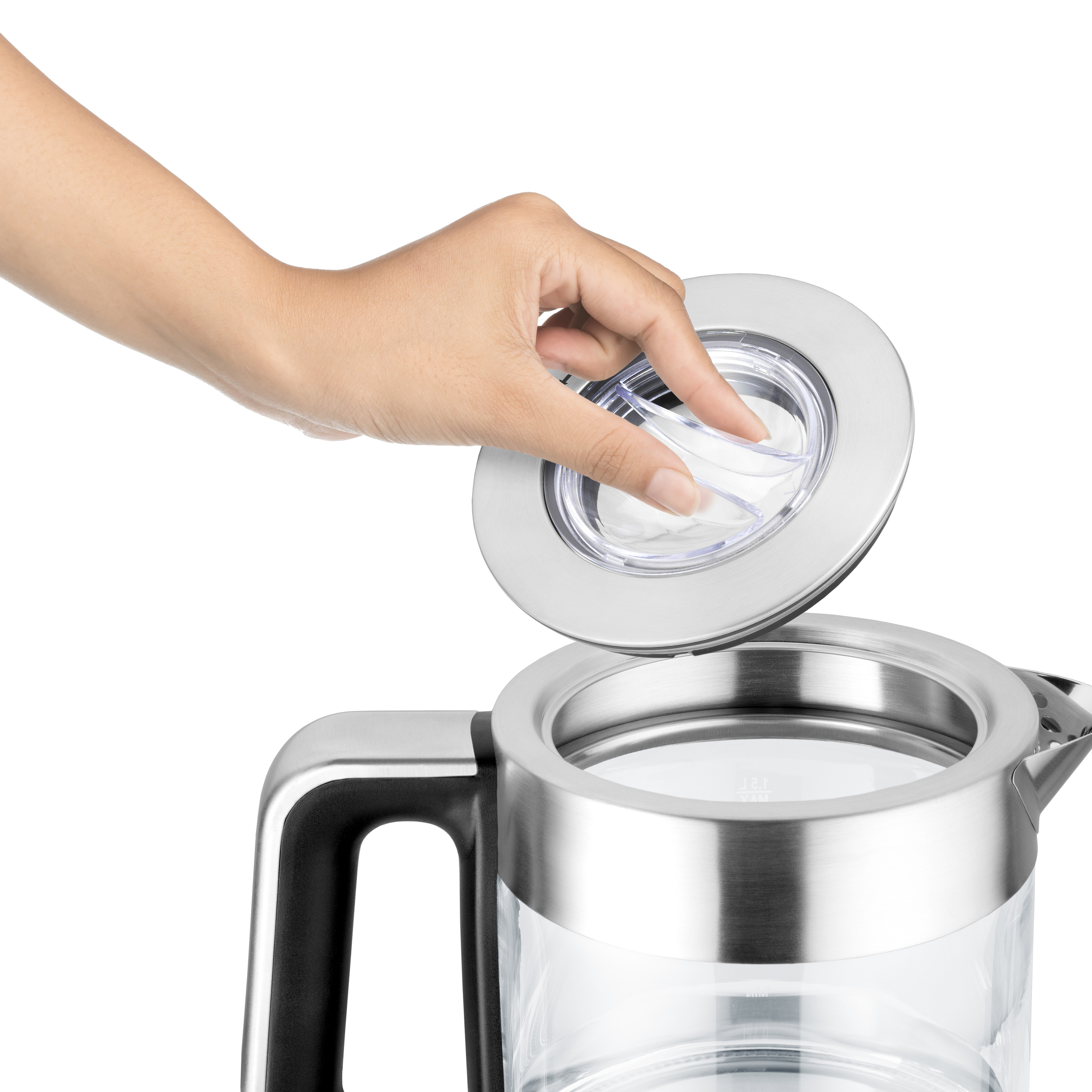 Ręka otwiera pokrywę ze stali nierdzewnej szklanego czajnika.