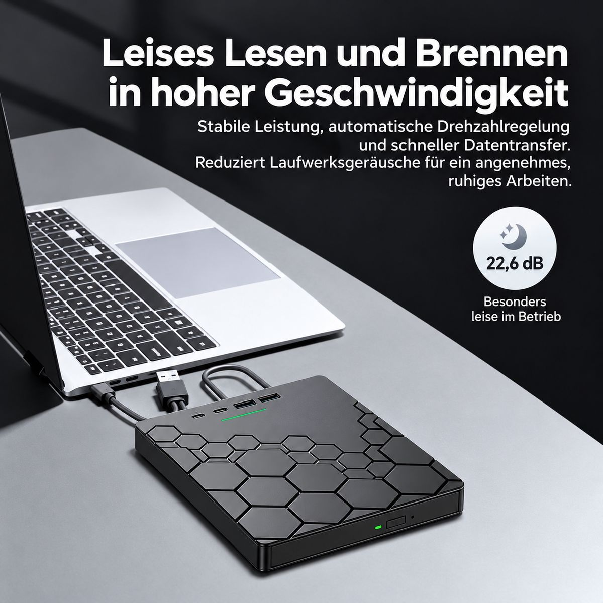 Ein schwarzes externes Laufwerk per USB an Laptop angeschlossen, mit deutschem Text und leisem Betriebssymbol.
