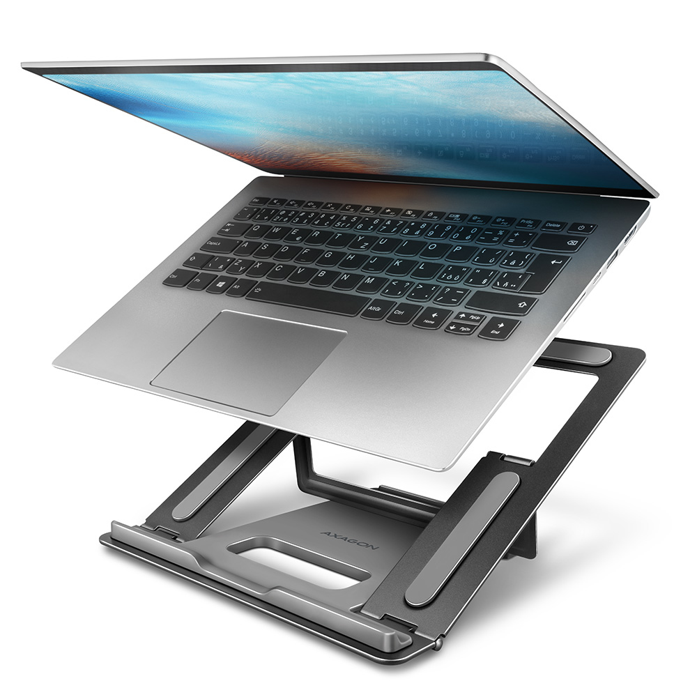 Ein silberner Laptop steht offen auf einem verstellbaren grauen Metallständer vor weißem Hintergrund.