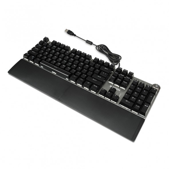 Czarna mechaniczna klawiatura gamingowa z podkładką pod nadgarstki i kablem USB na białym tle.