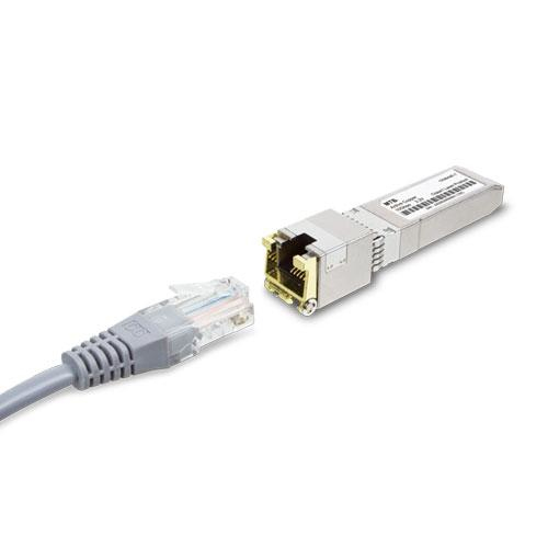 Ein graues Ethernet-Kabel nähert sich einem silbernen SFP-Modul mit RJ45-Anschluss vor weißem Hintergrund.