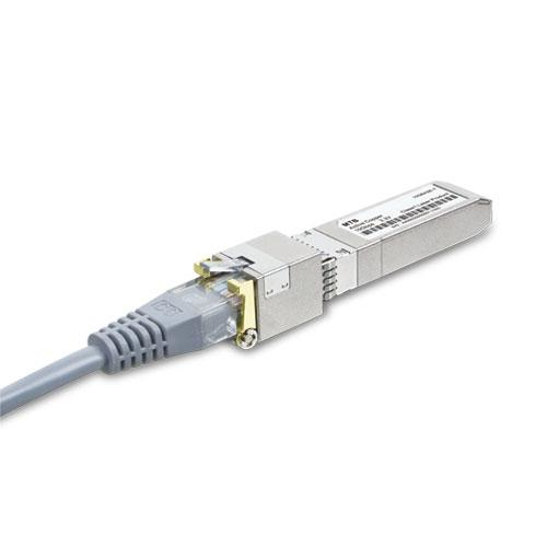 Ein graues RJ45-Ethernet-Kabel ist in einen silbernen SFP-Modul-Adapter auf weißem Hintergrund gesteckt.