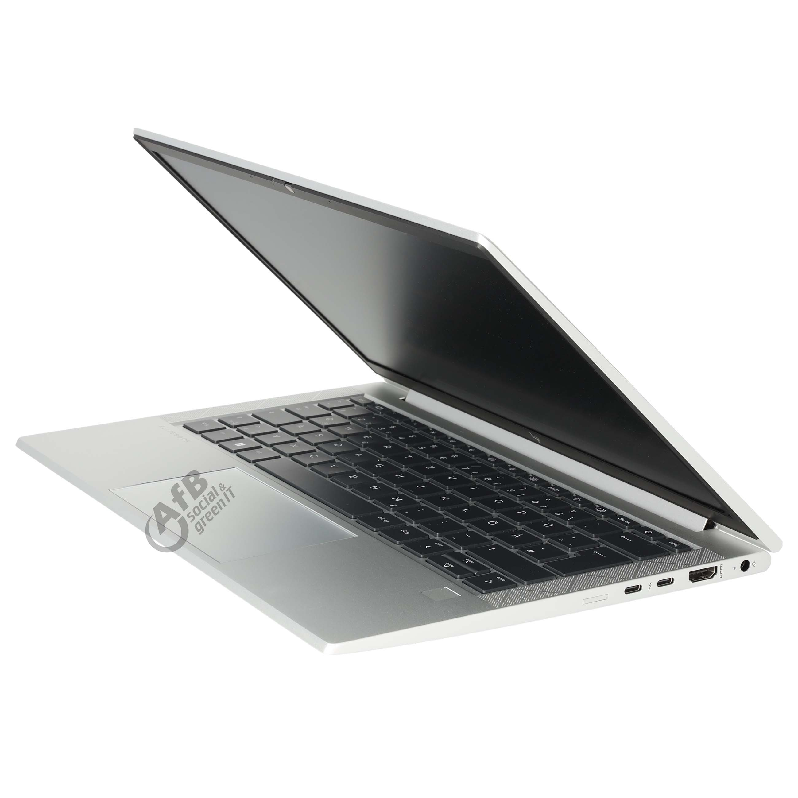 Ein silberner Laptop mit schwarzer Tastatur und offenem Bildschirm steht schräg auf weißem Hintergrund.