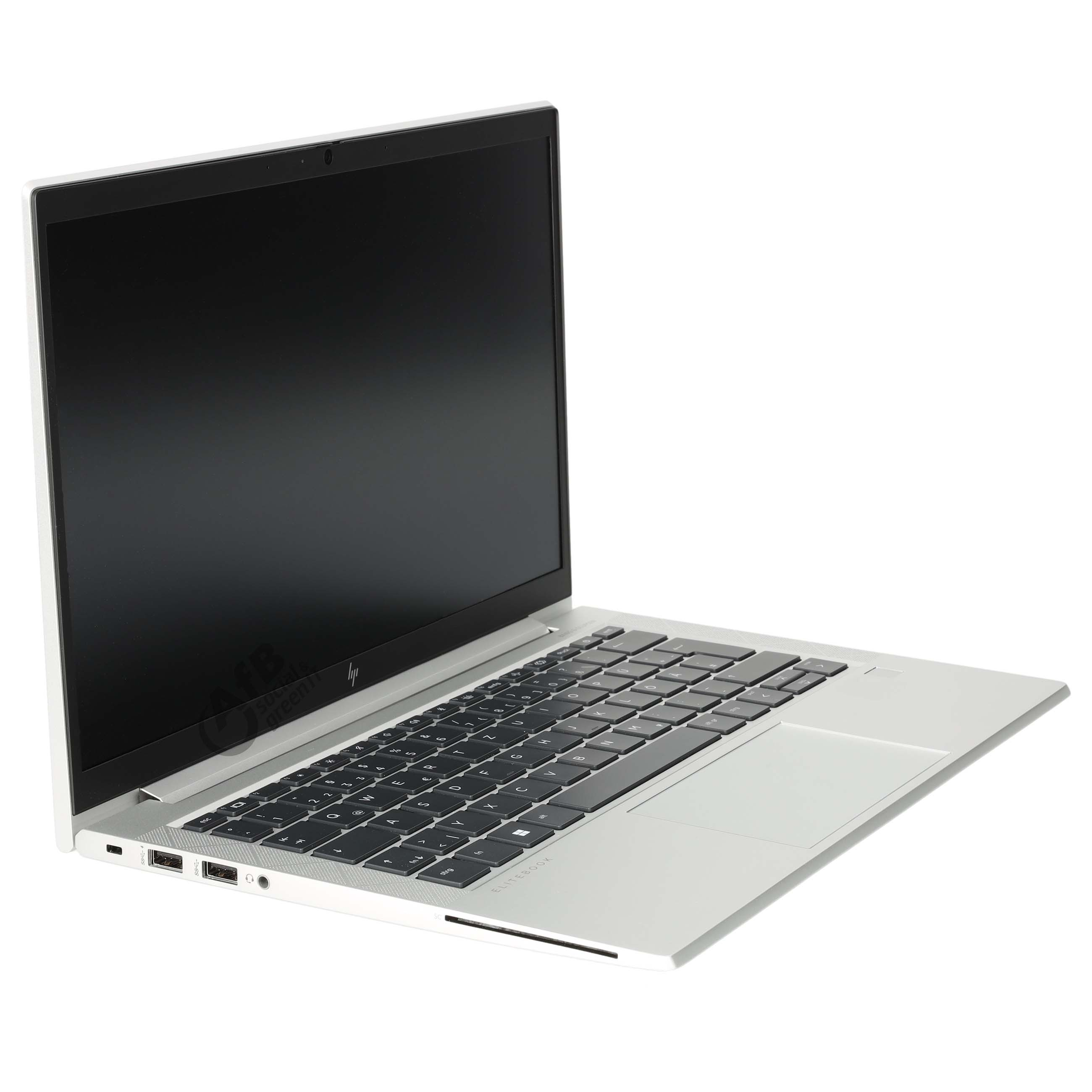 Ein silberner Laptop mit schwarzem Bildschirm und geöffneter Tastatur steht auf einem weißen Hintergrund.