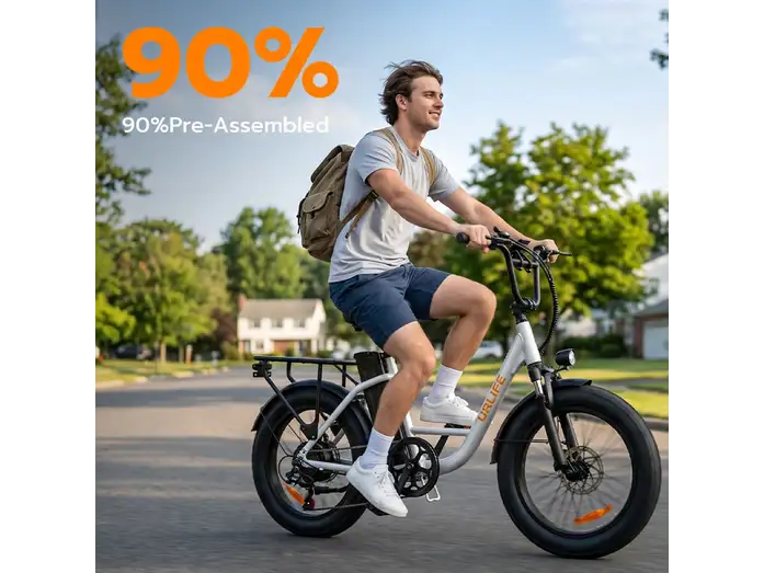Un joven con mochila monta en una e-bike blanca por una calle, con texto superpuesto.