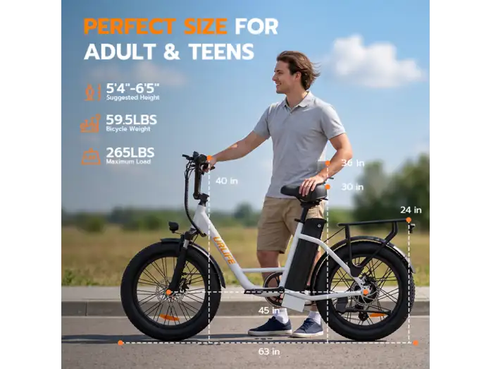 Un hombre está al aire libre junto a una bicicleta eléctrica blanca con neumáticos anchos y medidas superpuestas.