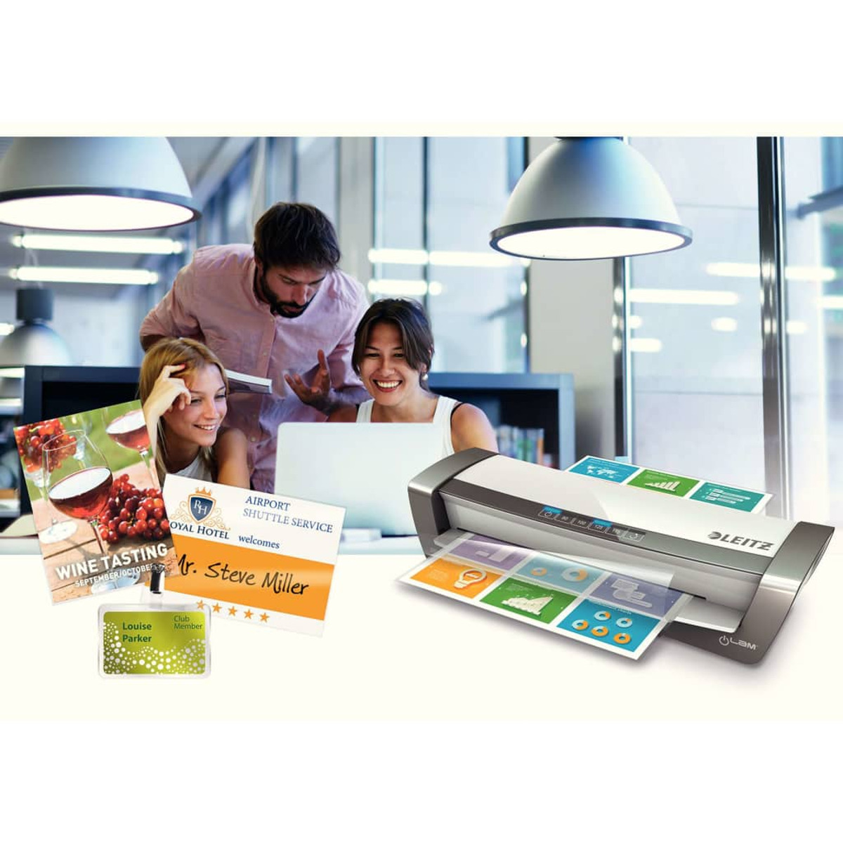 Büroszene mit drei Personen, einem Dokumentenlaminator im Vordergrund und gedruckten Materialien.