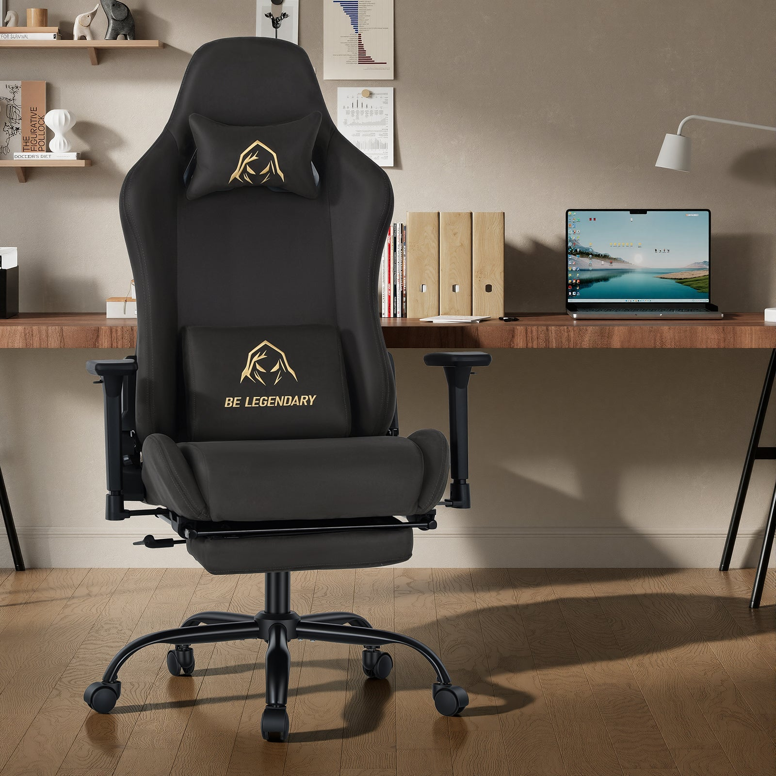 Ein schwarzer Gaming-Stuhl mit goldenen Logos steht in einem modernen Arbeitszimmer mit Laptop.