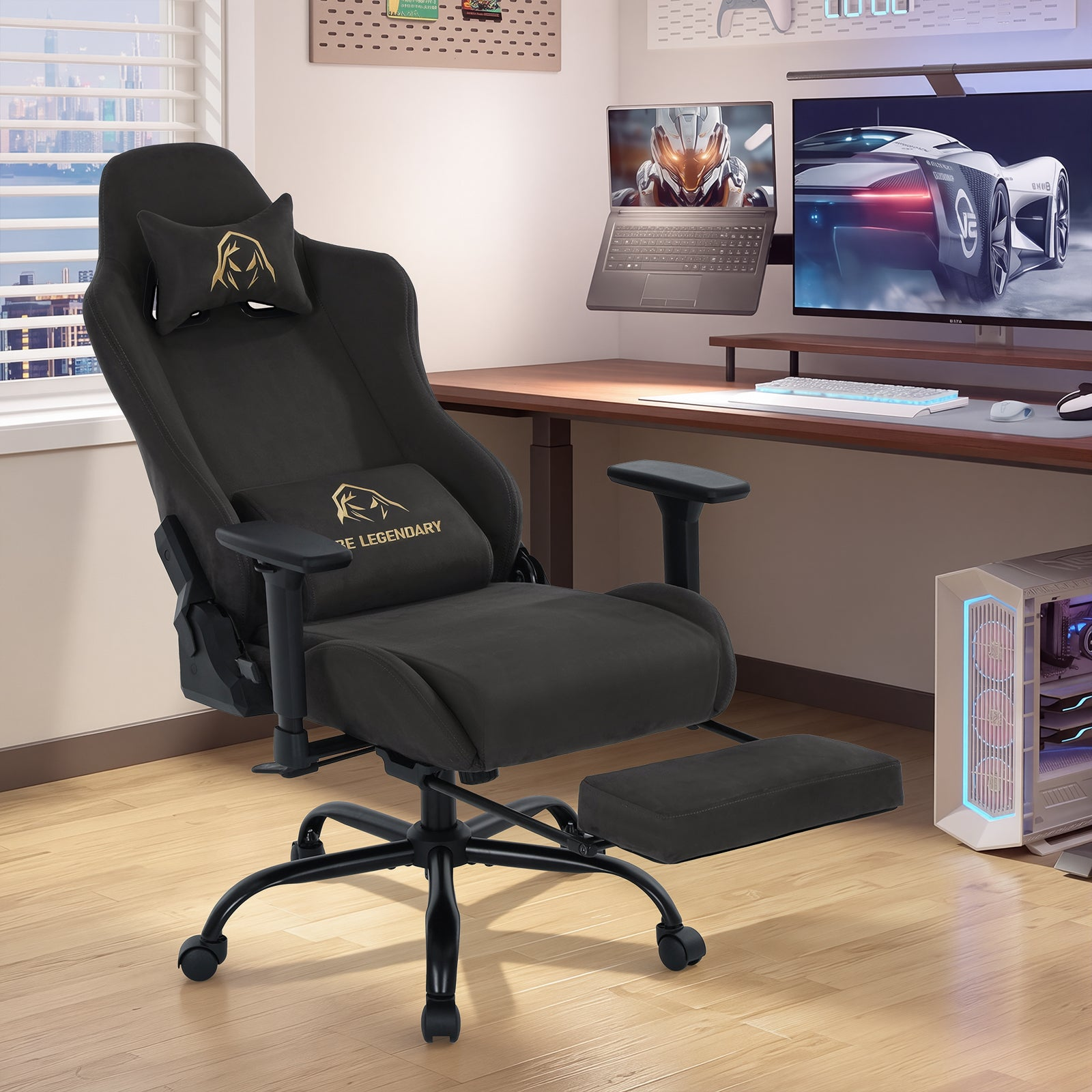 Schwarzer Gaming-Stuhl mit Fußstütze in einem modern eingerichteten Zimmer mit Schreibtisch.