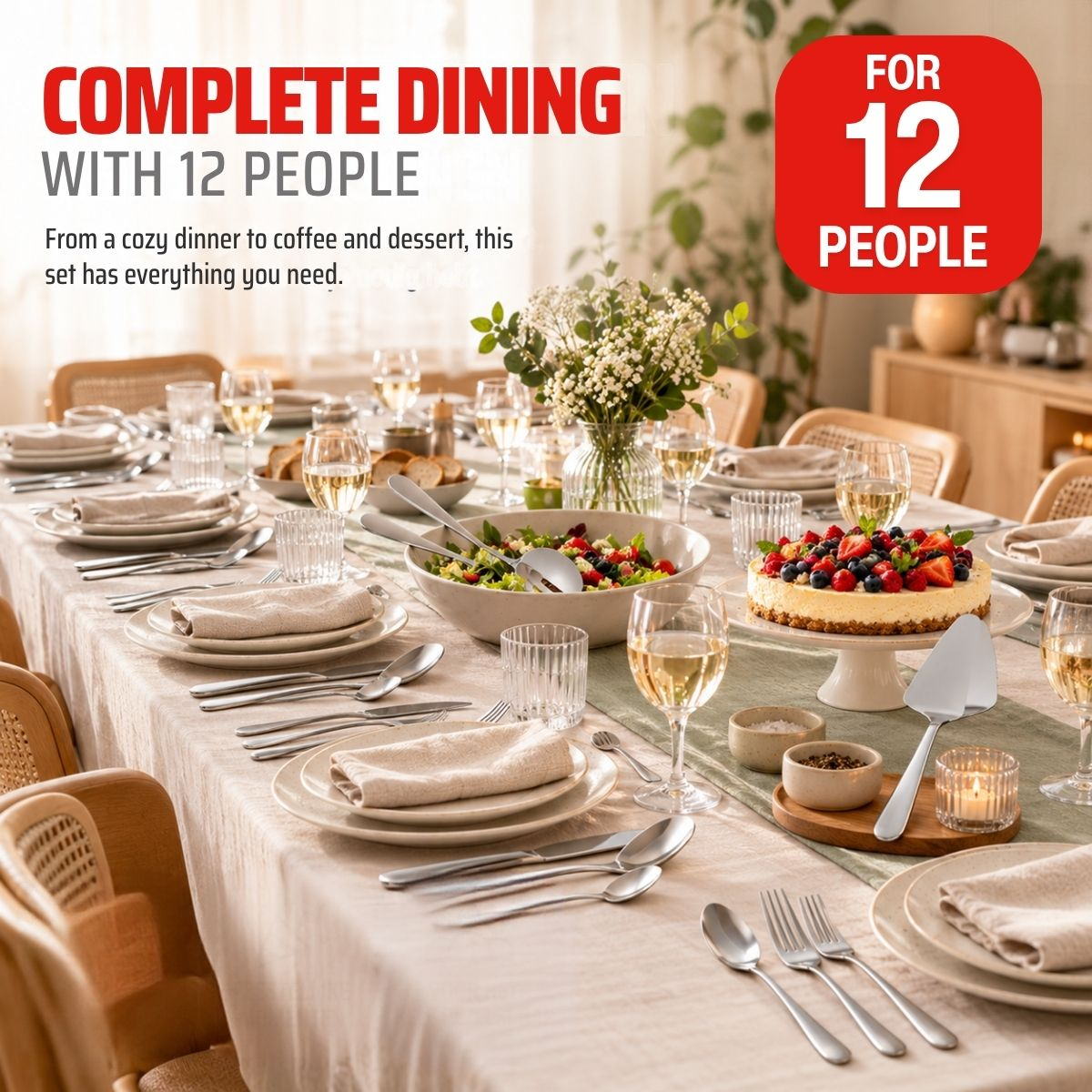 Festlich gedeckter Esstisch für zwölf Personen mit Salatschüssel, Beerenkuchen, Geschirr und Weinläsern.