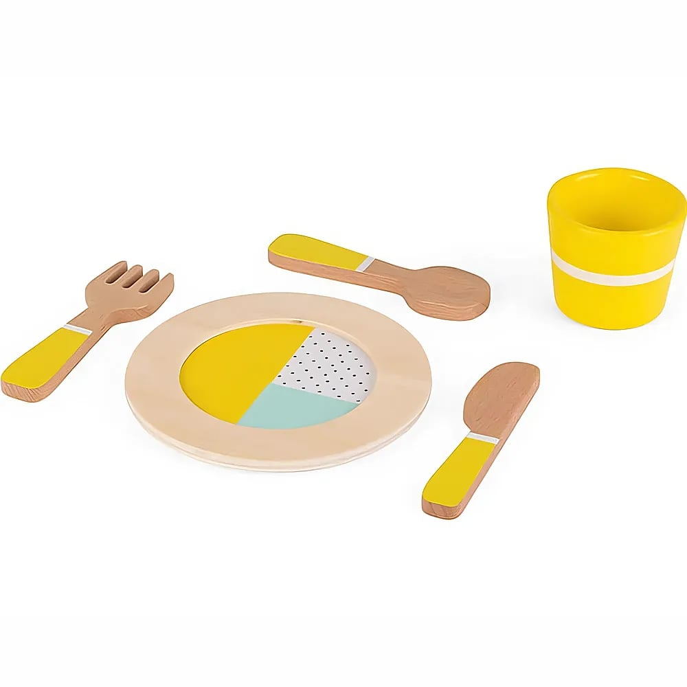Ein hölzernes Kinderservice mit gemustertem Teller, Besteck und gelber Tasse auf weißem Grund.