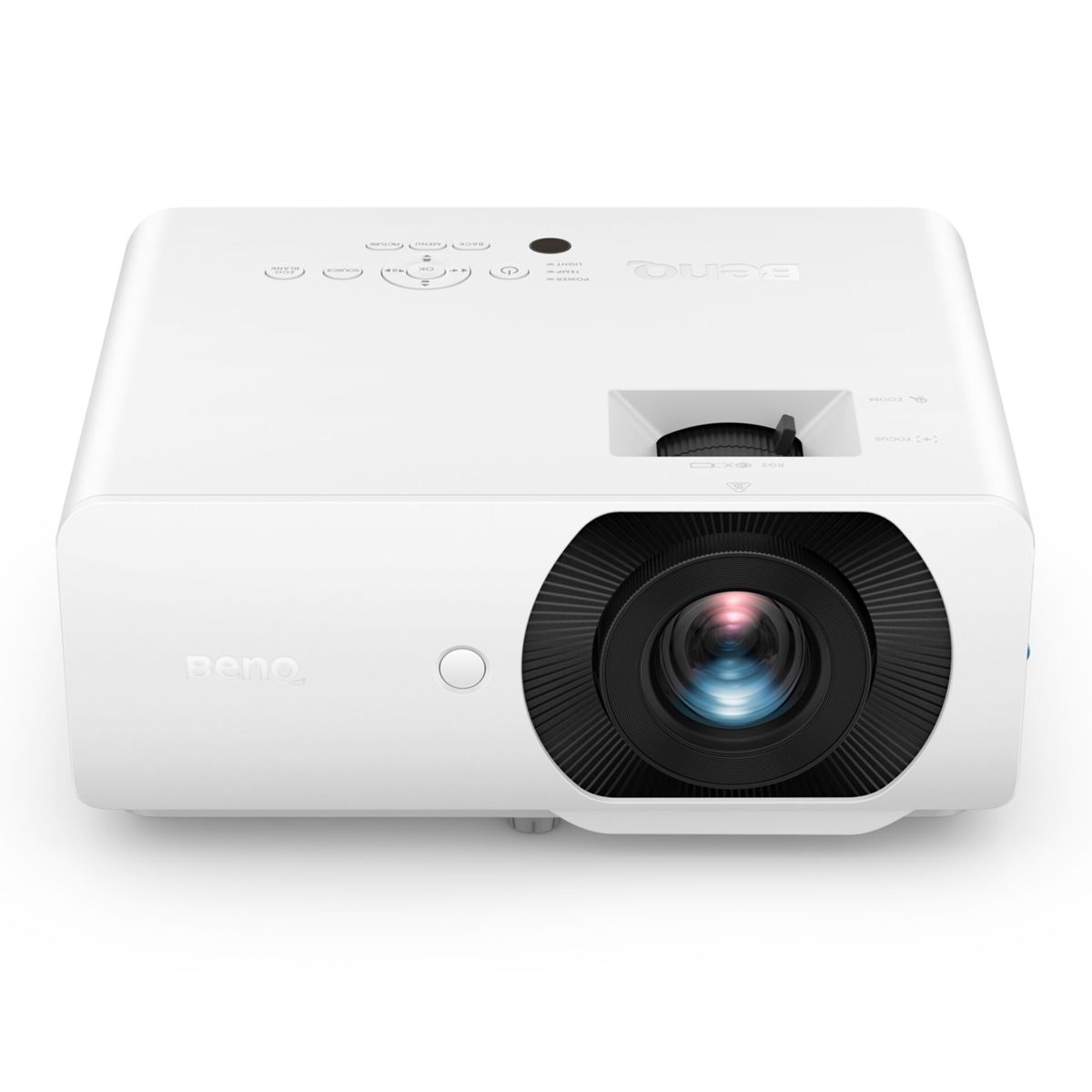 Ein weißer BenQ-Projektor mit schwarzer Linse auf weißem Hintergrund.